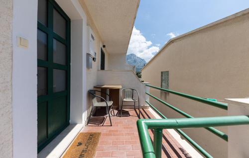 Ban công/sân hiên tại Stunning Apartment In Baska Voda