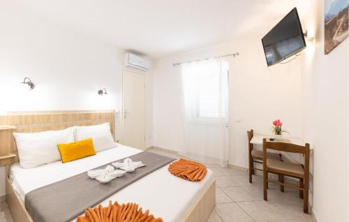 Giường trong phòng chung tại Stunning Apartment In Baska Voda