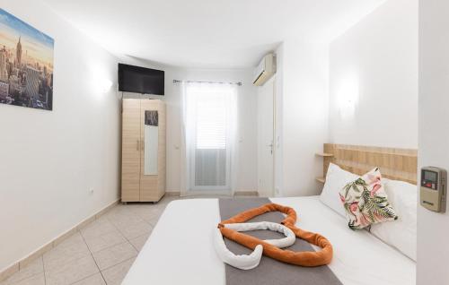 En eller flere senge i et værelse på Gorgeous Apartment In Baska Voda