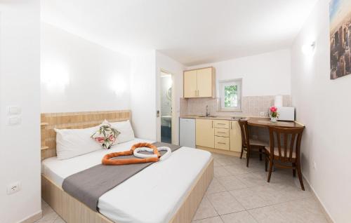 En eller flere senge i et værelse på Gorgeous Apartment In Baska Voda