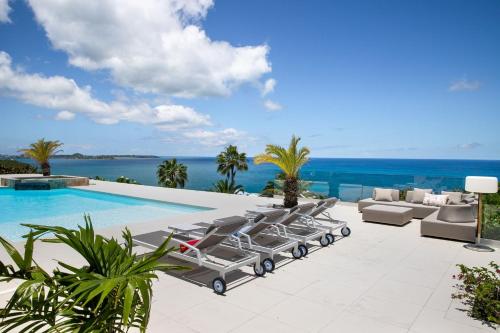 Bazén v ubytování Exceptional Panoramic Sea View In This Luxury Villa nebo v jeho okolí
