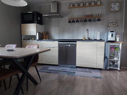 Cuisine ou kitchenette dans l'établissement Ferienwohnung 'Frühauf' im Südharz OT Uftrungen
