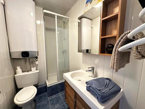 une salle de bain avec toilettes et lavabo dans l'établissement Blue, studio avec vue mer et matelas en mezzanine, à Courseulles-sur-Mer