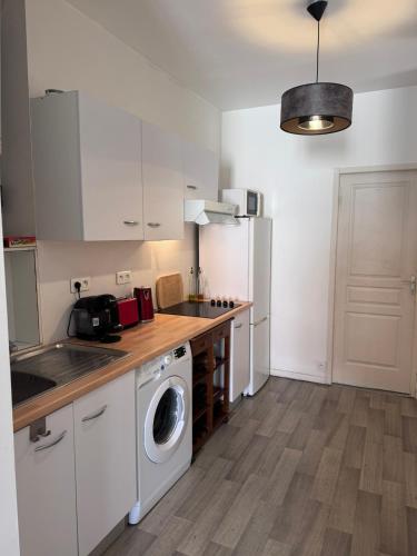 une cuisine avec un lave-linge et un lave-linge dans l'établissement Le Farges-Chambre en colocation-Appartement partagé à 3min de La Gare ST Roch-LaConciergerieByNina, à Montpellier