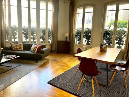 un salon avec un canapé et une table dans l'établissement GuestReady - Luxurious Charm near Arc de Triomphe, à Paris