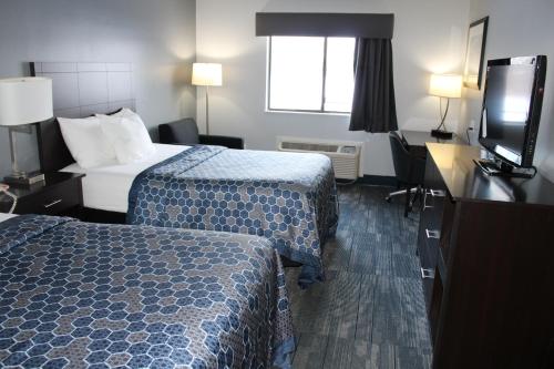 Ένα ή περισσότερα κρεβάτια σε δωμάτιο στο American Inn and Suites Ionia