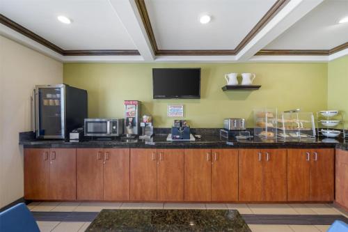 Η κουζίνα ή μικρή κουζίνα στο Best Western Antelope Inn & Suites