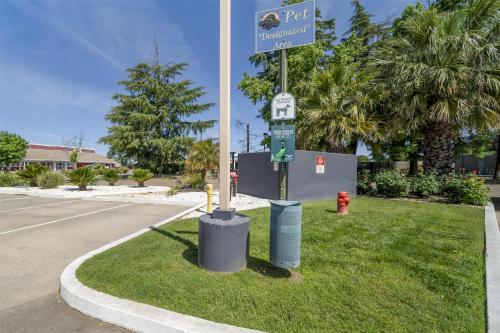 Κήπος έξω από το Best Western Antelope Inn & Suites