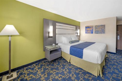 Ένα ή περισσότερα κρεβάτια σε δωμάτιο στο Best Western Antelope Inn & Suites