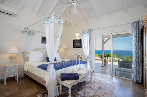 Postel nebo postele na pokoji v ubytování Exceptional Panoramic Sea View In This Luxury Villa