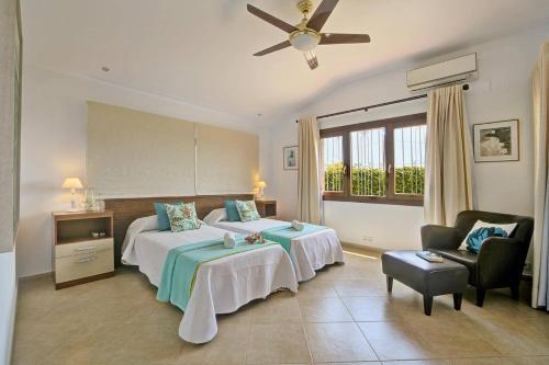 En eller flere senge i et værelse på Villa Sortetes by Villa Plus