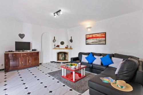 Villa Leoes by Villa Plus