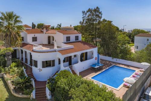 Villa Leoes by Villa Plus