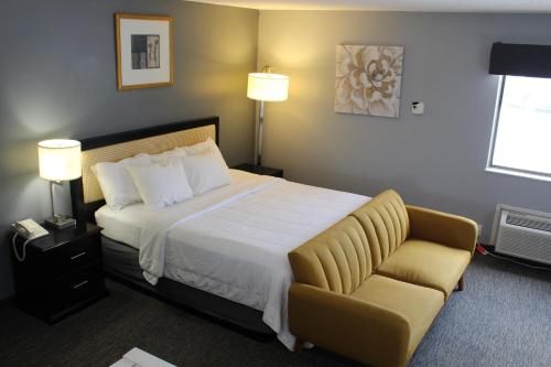 Ένα ή περισσότερα κρεβάτια σε δωμάτιο στο American Inn and Suites Ionia