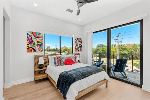 Giường trong phòng chung tại Jeannie's Sunrise Suite - Luxury 2BR Across from Beach - Balcony - Rocket Views