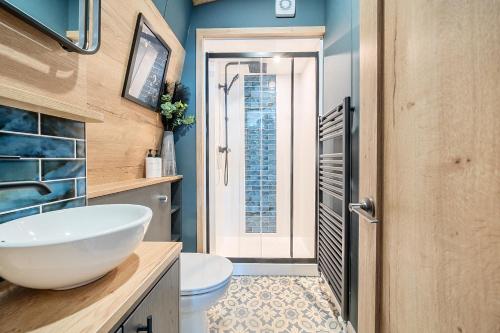 a bathroom with a white sink and a toilet at Starlight Skylight - Billing Aquadrome in Northampton