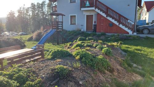 Taman di luar APARTMáN POD SMRČINOU