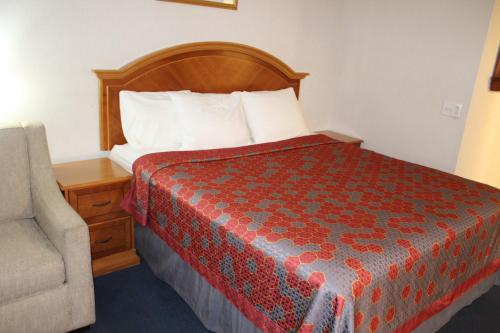 Ένα ή περισσότερα κρεβάτια σε δωμάτιο στο American Inn and Suites Ionia