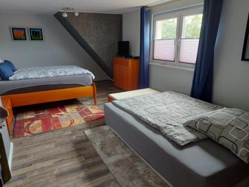 Un ou plusieurs lits dans un hébergement de l'établissement Ferienwohnung 'Frühauf' im Südharz OT Uftrungen