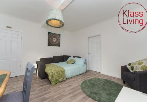 Χώρος καθιστικού στο Kenmar House by Klass Living Hamilton