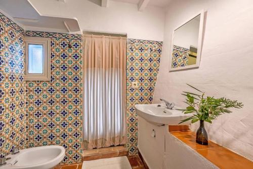 A bathroom at Villa Rafaleta by Villa Plus