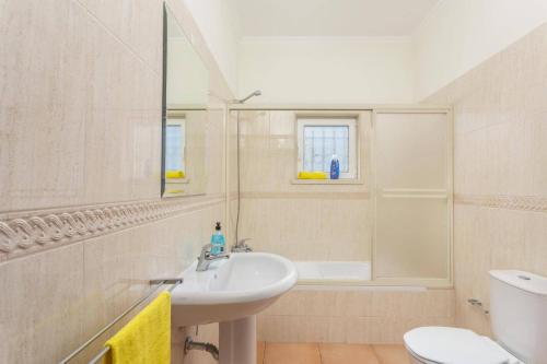 a bathroom with a sink and a toilet and a tub at Villa Casa Grande by Villa Plus in Albufeira