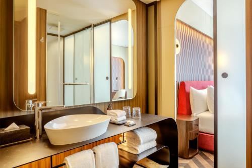 ブエノスアイレスにあるRecoleta Grand, Buenos Aires, a Tribute Portfolio Hotelの洗面台と鏡のあるバスルーム