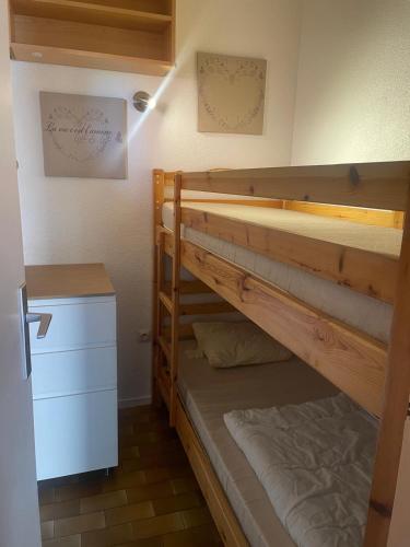 a couple of bunk beds in a room at Le Marc-en-ciel in Leucate-Plage