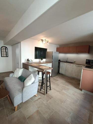 une cuisine et un salon avec un canapé et une table dans l'établissement T2 MEUBLÉ plein centre-ville, à Fontenay-le-Comte