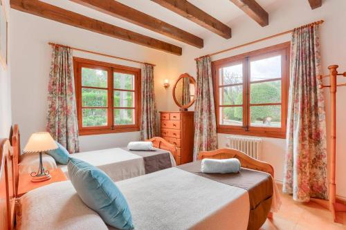 ポリェンサにあるVilla Murtaretas by Villa Plusのベッドが2つと窓が2つある寝室