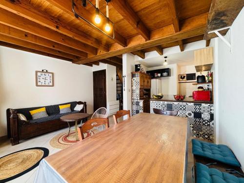 un salon avec une table en bois et un canapé dans l'établissement Belle maison de montagne proche Ajaccio, à Bastelica