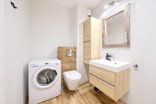 Ένα μπάνιο στο ApartamentyPrzyMorzu Bałtycki z miejscem postojowym i ogródkiem