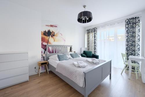 Ένα ή περισσότερα κρεβάτια σε δωμάτιο στο ApartamentyPrzyMorzu Bałtycki z miejscem postojowym i ogródkiem