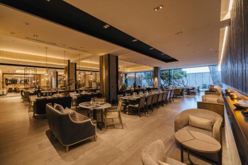 a restaurant with tables and chairs and a bar at Hotel Cabo De Hornos in Punta Arenas