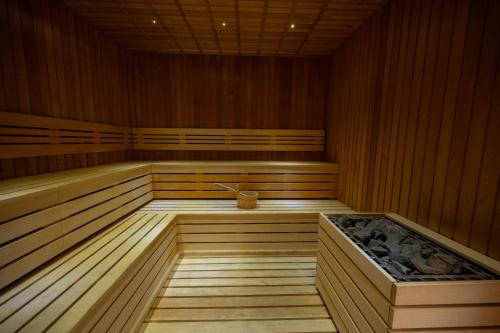 an empty sauna with a tub in the middle at Park Inn by Radisson, Riyadh in Riyadh