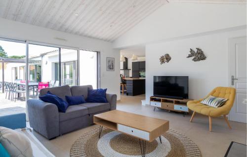 un salon avec un canapé et une table basse dans l'établissement Beautiful Home In Saint Jean De Monts, à Saint-Jean-de-Monts