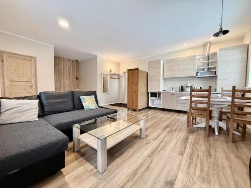 un soggiorno con un divano e un tavolo di Metsa Apartments a Pärnu