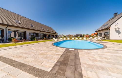 Πισίνα στο ή κοντά στο Pet Friendly Apartment In Nowecin