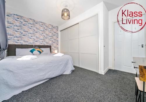 Ένα ή περισσότερα κρεβάτια σε δωμάτιο στο Lady Wilson Apartment by Klass Living Airdrie