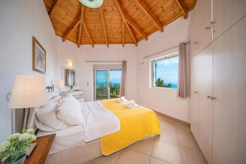 Postel nebo postele na pokoji v ubytování Villa Estiasi by Villa Plus