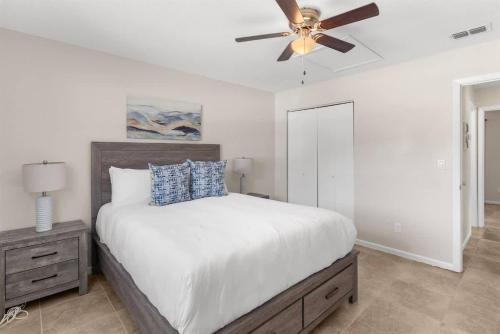 a bedroom with a bed and a ceiling fan at Cozy 2 Bedroom home, Dade City! #1 in Dade City