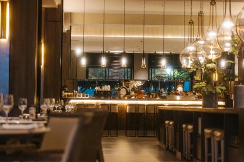 a bar in a restaurant with a counter with tables at Hotel Cabo De Hornos in Punta Arenas
