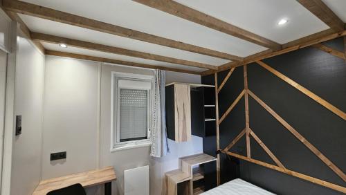 a room with a bed and a window at Coqslitscaux in Colleville