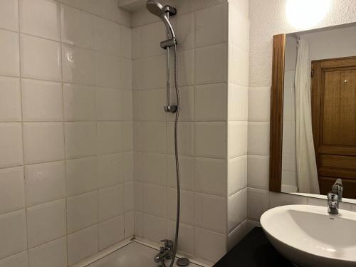 une salle de bain avec douche et lavabo dans l'établissement Résidence Hameau De Balestas Mp - T3/6pers ABELLANS 112-Peyresourde MAE-9474, à Germ