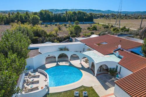 une vue aérienne d'une maison avec piscine dans l'établissement Villa Les Arches by Villa Plus, à Villedaigne