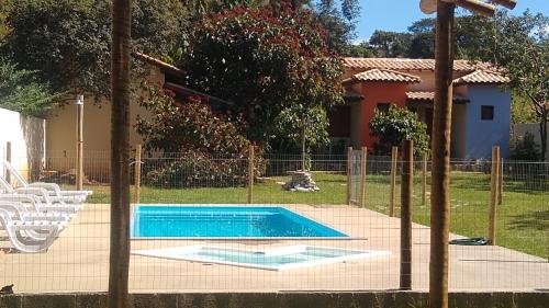JACARANDÁ Chalés com piscina em São José da Serra MGの敷地内または近くにあるプール