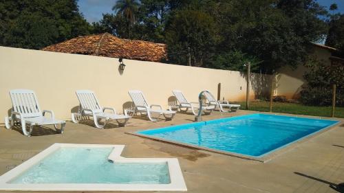 JACARANDÁ Chalés com piscina em São José da Serra MGの敷地内または近くにあるプール