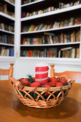 a basket of strawberries on a table in a library at Pousada Vista do Lago: Lazer e família em Gramado! in Gramado