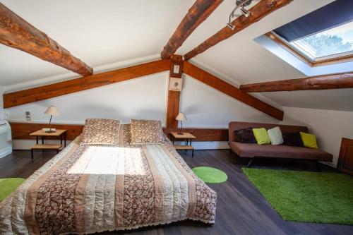 une chambre avec un grand lit et un canapé dans l'établissement Villa Sur Lile by Villa Plus, à Roquemaure