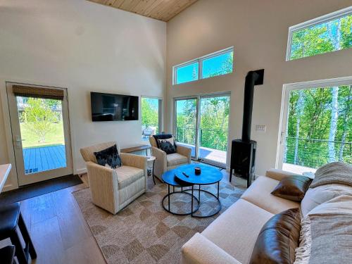 a living room with a couch and a table at 1AB Retreat at Arrowhead in Bethlehem